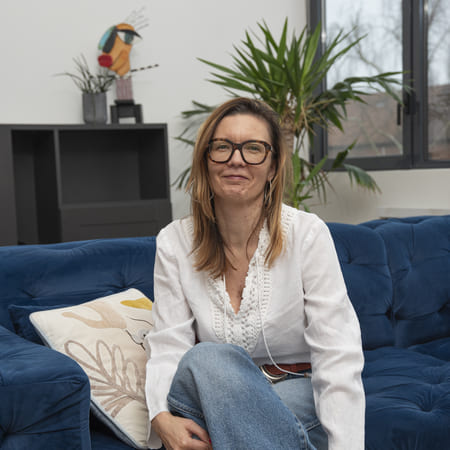 Carine, fondatrice de Voyage en Intérieur, spécialiste de l’organisation et de l’harmonisation des espaces de vie.