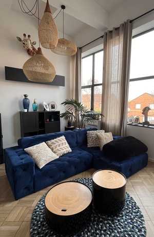 Salon lumineux et harmonieux avec matières naturelles et décoration apaisante illustrant une maison ressource propice au bien-être.