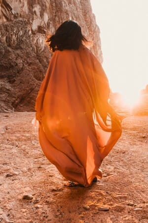 Ma mission – accompagner le changement Personne marchant vers la lumière dans un paysage naturel, symbole de cheminement et de transformation intérieure