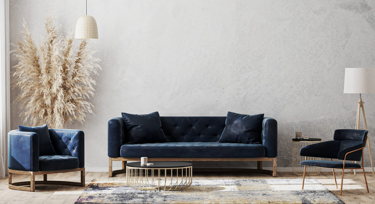 Salon harmonieux avec canapé bleu, matières naturelles et décoration apaisante illustrant une maison ressource – Voyage en Intérieur home organiser et harmonisation des espaces et des couleurs
