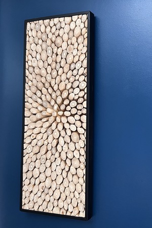 Décoration murale en bois naturel sur mur bleu profond