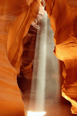 Lumière traversant une roche naturelle symbolisant la transition et le renouveau intérieur